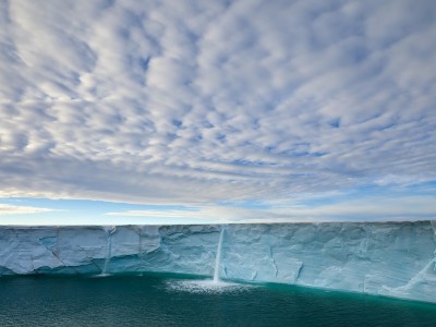 小孩出水痘发烧37度九怎么办（孩子出水痘体温375应该怎么做?）